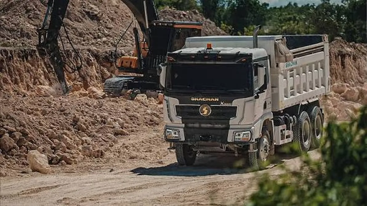 Самосвал на карьере